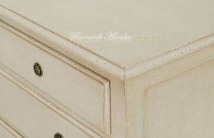 Classic style chest of drawers in solid wood with very antique lacquered finish